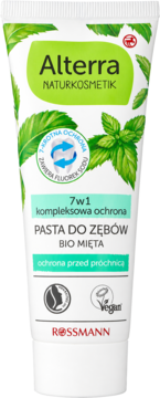 Biała tuba pasty do zębów Alterra Bio Mięta, 7w1 kompleksowa ochrona przed próchnicą, z liśćmi mięty, widok z przodu.