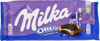 Fioletowa tabliczka czekolady Milka Oreo Sandwich z krową, widok z przodu, pokazująca przekrój nadzienia.