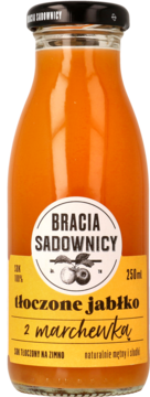 Tłoczony sok jabłkowo-marchewkowy Bracia Sadownicy 250ml w szklanej butelce, pomarańczowy, widok z przodu.