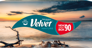 Velvet Nature chusteczki 90 sztuk, logo w kolorach turkusu i czerwieni na tle zachodu słońca nad morzem.