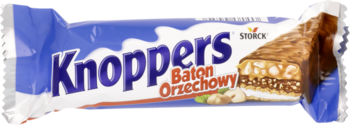 Biało-niebieskie opakowanie batona Knoppers Orzechowy, z grafiką batona waflowego z orzechami i czekoladą.