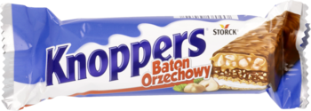 Biało-niebieskie opakowanie batona Knoppers Orzechowy, z grafiką batona waflowego z orzechami i czekoladą.