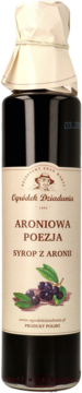 Szklana butelka ciemnego syropu z aronii "Aroniowa Poezja". Beżowa etykieta z owocami i osłonięta nakrętka.