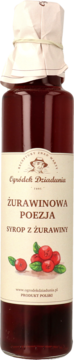 Wysoka butelka syropu Żurawinowa Poezja z żurawiny o ciemnoczerwonym kolorze, z etykietą i owocami, widok z przodu.