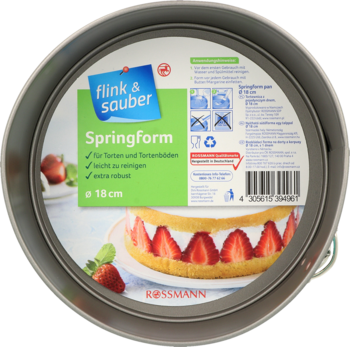Srebrna tortownica Springform Flink & Sauber 18 cm, widok z góry z etykietą i tortem truskawkowym.
