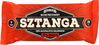 Czerwony baton proteinowy SZTANGA, 22% białka, z wegańskim symbolem i informacją 100% naturalnych składników.