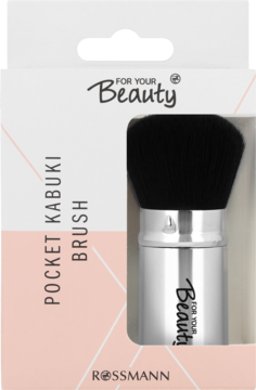 Kieszonkowy pędzel Kabuki For Your Beauty w biało-różowym opakowaniu, ze srebrną rączką i czarnym włosiem, widok z przodu.