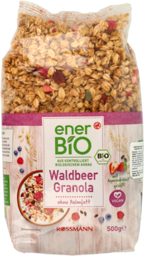 EnerBiO Waldbeer Granola 500g w przezroczystej torebce z fioletową etykietą, widok z przodu. Widać chrupiące płatki z suszonymi owocami.