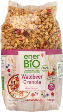 EnerBiO Waldbeer Granola 500g w przezroczystej torebce z fioletową etykietą, widok z przodu. Widać chrupiące płatki z suszonymi owocami.