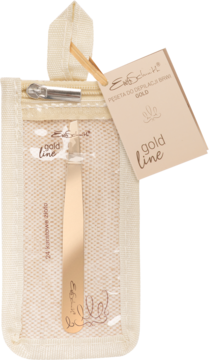 Widok złotej pęsety do brwi Gold Line Ewa Schmitt, ukośnej, w beżowym etui z siateczki, z brązową zawieszką.