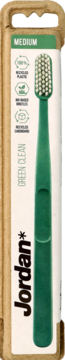 Szczoteczka Jordan Green Clean, zielona, MEDIUM, w ekologicznym kartonowym opakowaniu, widok z przodu.