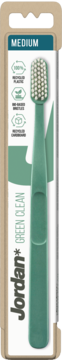 Zielona szczoteczka Jordan Green Clean MEDIUM z bio-bazowymi włosiami, w widocznym, brązowym opakowaniu z recyklingu, widok z przodu.