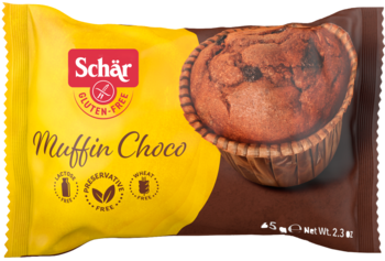 Pojedyncze opakowanie Schär Muffin Choco, bezglutenowy czekoladowy muffin w brązowej foremce, widok z przodu.