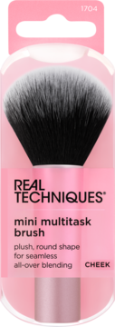 Real Techniques mini multitask brush w różowej rączce i czarno-białym włosiu, w opakowaniu.
