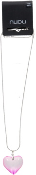 Srebrny naszyjnik z błyszczącym, półprzezroczystym różowym sercem, zawieszony na czarnej metce Nubu. Ujęcie z przodu.