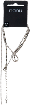 Długi, srebrny naszyjnik Nanu z błyszczącymi kryształkami, zwieszony na czarnej metce z ceną.