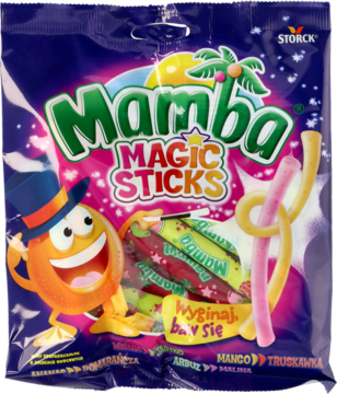 Fioletowa paczka Mamba Magic Sticks, elastycznych gum rozpuszczalnych, z rysunkiem pomarańczowej postaci i cukierków.