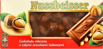 Czerwono-żółte opakowanie czekolady mlecznej Nussbeisser z całymi orzechami laskowymi, widok z przodu.