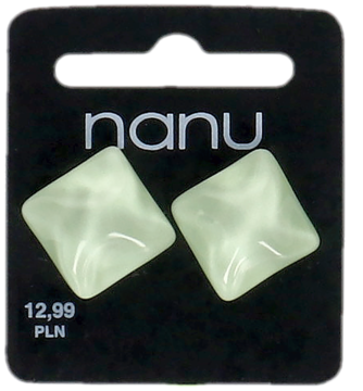 Dwa mleczno-zielone kolczyki Nanu w kształcie kwadratów, z subtelnym wzorem, na czarnym kartoniku. Widok z przodu.