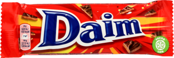 Baton Daim, mleczna czekolada z chrupiącym karmelem migdałowym, w czerwonej folii z niebieskim logo, widok z przodu.