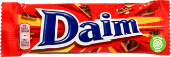 Baton Daim, mleczna czekolada z chrupiącym karmelem migdałowym, w czerwonej folii z niebieskim logo, widok z przodu.
