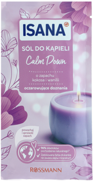 Różowe opakowanie soli do kąpieli Isana Calm Down kokos i wanilia, z fioletową świecą i kwiatami, widok z przodu.