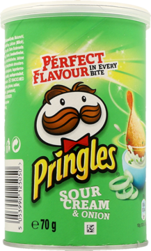 Zielona tuba Pringles Sour Cream & Onion, widok z przodu, z wąsatym logo i chrupkiem z dipem.