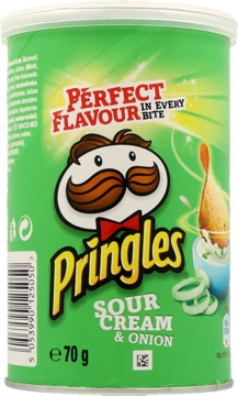 Zielona tuba Pringles Sour Cream & Onion, widok z przodu, z wąsatym logo i chrupkiem z dipem.