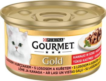 Złota puszka karmy Purina Gourmet Gold dla kota z białym kotem, kawałki w sosie z łososiem i kurczakiem, widok z góry.