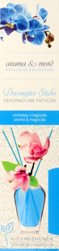 Odświeżacz powietrza Aroma & More Orchid & Magnolia. Opakowanie z dyfuzorem, niebieskimi patyczkami i różowymi kwiatami magnolii.
