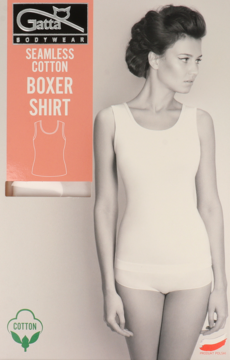 Biała koszulka damska Gatta Seamless Cotton Boxer Shirt na modelce, z widocznym opakowaniem marki.