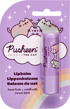 Fioletowy balsam do ust Pusheen The Cat o zapachu owoców leśnych, w blistrze z ilustracją kotów i gwiazd.
