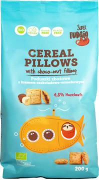 Organiczne Super Fudgio Cereal Pillows z nadzieniem choco-orzechowym w niebieskiej torebce z żółtą łodzią.