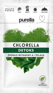 Biała saszetka Purella SuperFoods Chlorella Detoks, zielony proszek algi, witamina A i żelazo, widok z przodu.