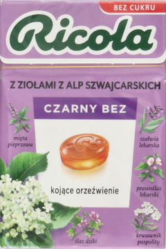 Ricola Bez Cukru Czarne Bez: fioletowe opakowanie cukierków ziołowych z Alp Szwajcarskich, widok z przodu.