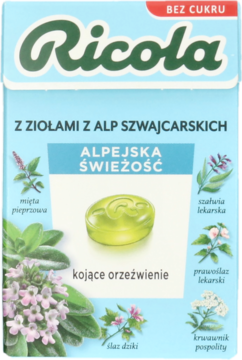 Front opakowania Ricola Alpejska Świeżość, bez cukru, jasno-niebieskie, z zieloną pastylką i grafikami ziół.