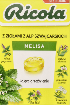 Front żółtego opakowania Ricola Melisa, ziołowych cukierków bez cukru z Alp Szwajcarskich, z cukierkiem.