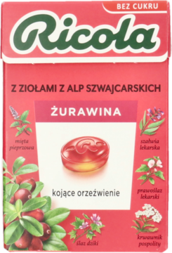 Ricola Żurawina bez cukru, czerwono-białe opakowanie cukierków z ziołami z Alp Szwajcarskich, widok z przodu.