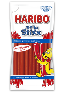 Biała torebka HARIBO Balla Stixx Pocket Size, truskawkowe czerwone żelki-kable widoczne przez przezroczyste okienko.