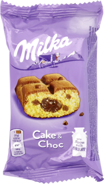 Fioletowe opakowanie Milka Cake & Choc, widok z przodu. Ciastko biszkoptowe z kawałkami i nadzieniem czekoladowym.