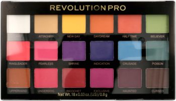 Revolution PRO Mischief Mattes: paleta 18 intensywnych, matowych cieni do powiek w czarnej kasetce, ujęcie z góry.