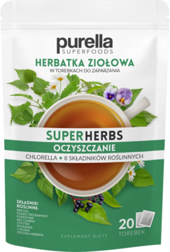 Biała saszetka Purella Superfoods Herbatka Oczyszczanie z Chlorellą i 8 ziołami, filiżanka herbaty, widok z przodu.