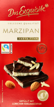 Czerwone opakowanie czekolady Das Exquisite Marzipan Zartbitter z kawałkami i Lübecker marcepanem, widok z przodu.