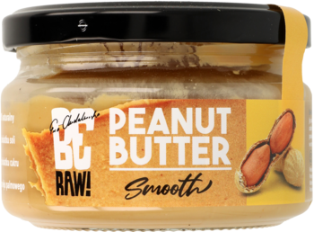BeRaw Smooth Peanut Butter w szklanym słoiku z czarną pokrywką. Żółta etykieta z orzeszkami, ujęcie z przodu.