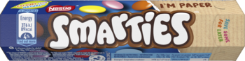 Opakowanie Smarties, mleczne drażetki w chrupiących skorupkach, zbliżenie na logo i tekst 'I'M PAPER'.