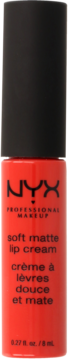 Czerwona matowa pomadka w płynie NYX Professional Makeup Soft Matte Lip Cream, butelka z czarną nakrętką, widok z przodu.