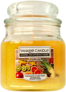 Świeca Yankee Candle Home Inspiration Exotic Fruits w szklanym słoju, żółty wosk, etykieta z owocami, widok z przodu.