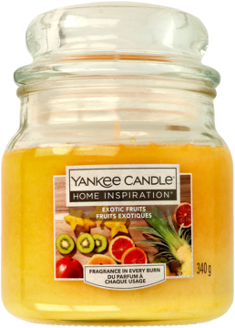 Świeca Yankee Candle Home Inspiration Exotic Fruits w szklanym słoju, żółty wosk, etykieta z owocami, widok z przodu.