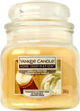 Średnia Yankee Candle Home Inspiration Vanilla Frosting, żółta świeca w szklanym słoju, widok z przodu.