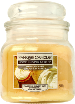 Średnia Yankee Candle Home Inspiration Vanilla Frosting, żółta świeca w szklanym słoju, widok z przodu.
